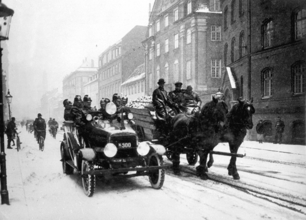 Sådan her kunne der se ud i Vestergade i 1924. Med hestevogne, biler og cykler.