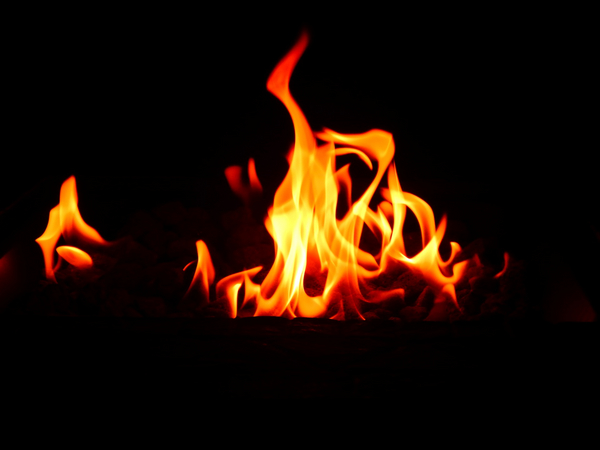 En scene i en gyser bruger forskellige virkemidler som billedbeskæring, lyd og klipning. Fx nærbillede af ild, der brænder.