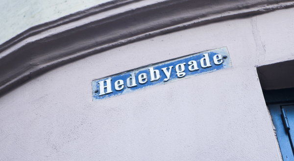 Romanen "Barndommens gade" foregår i København på Vesterbro. Der voksede Tove Ditlevsen selv op. Hendes barndoms gade var Hedebygade. 